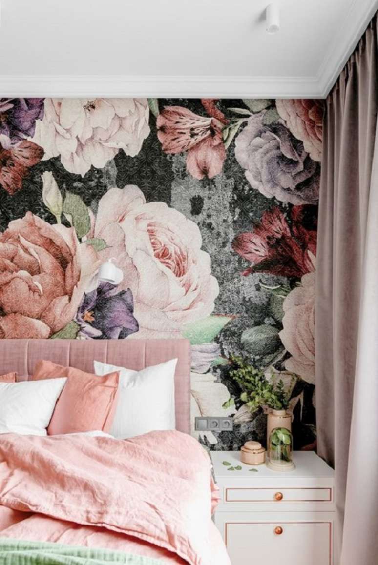 49. Quarto com papel de parede de flores com cabeceira rosa – Foto Weranda