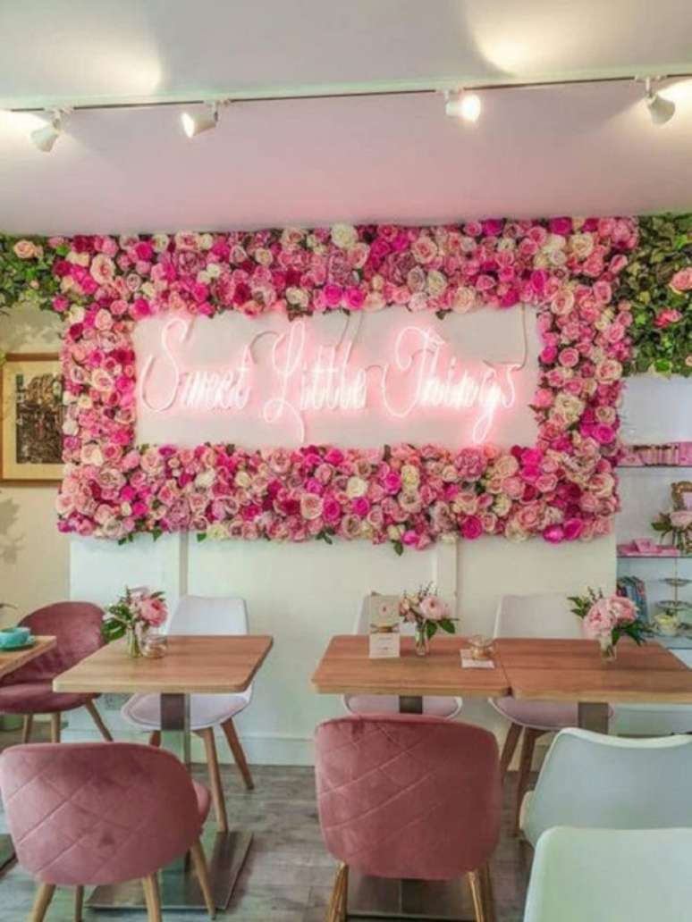13. Sala de jantar com parede de flores pink e letreiro neon – Foto Fashion Bubbles