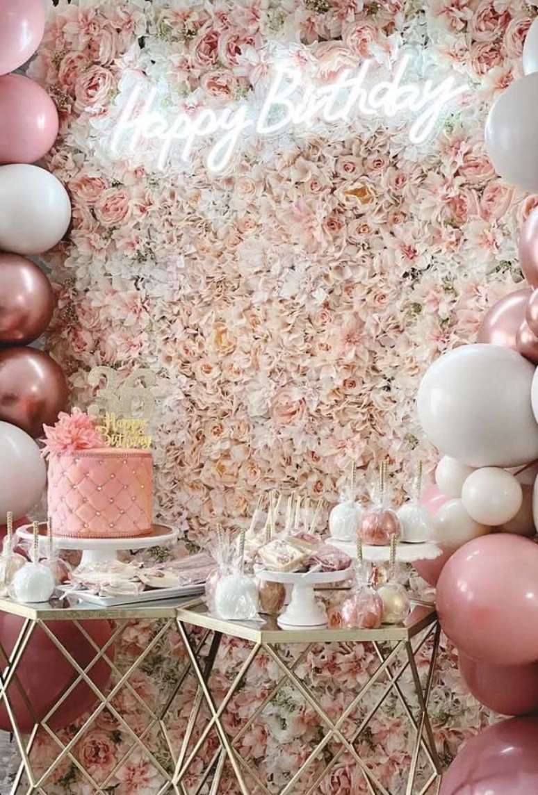 30. Mesa de festa com parede de flores atras – Foto Decor Facil