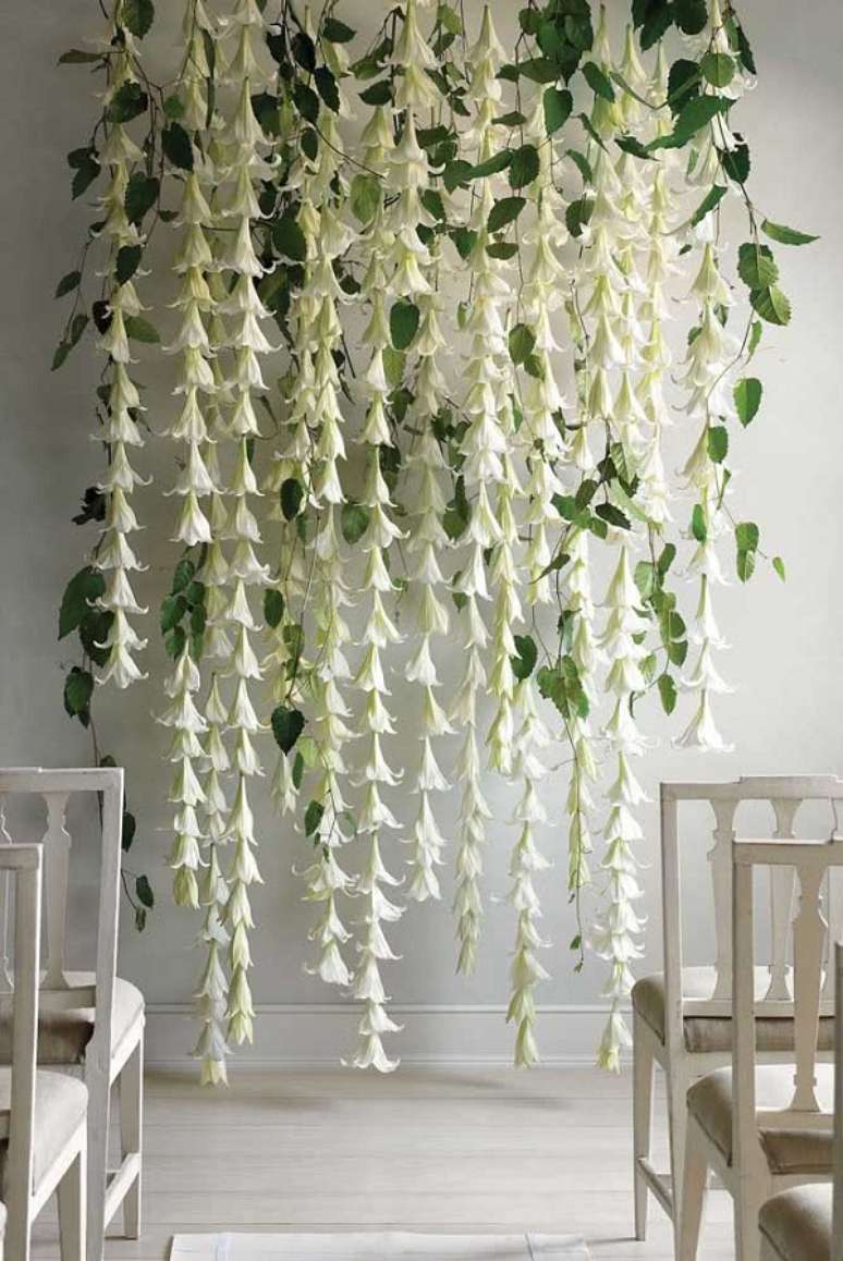 15. Casa com parede de flores na cor branca – Foto Decor Facil