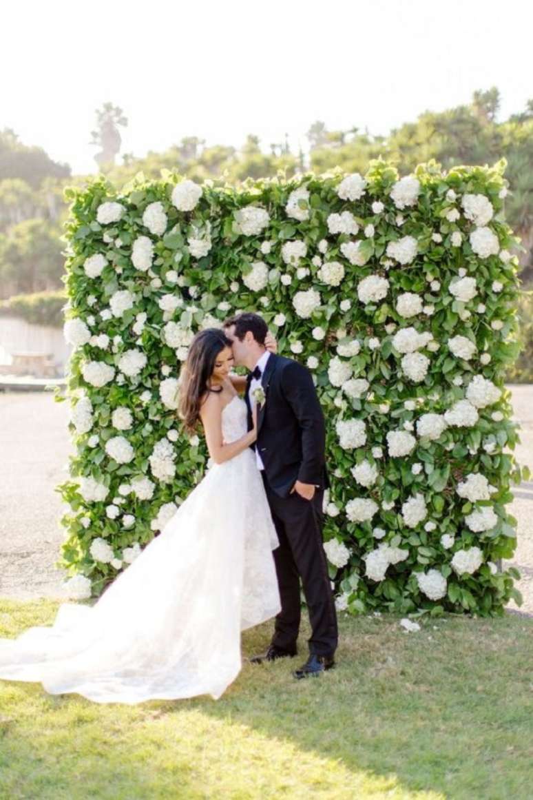 3. Parede de flores branca para festa de casamento – Foto Tyler Speier