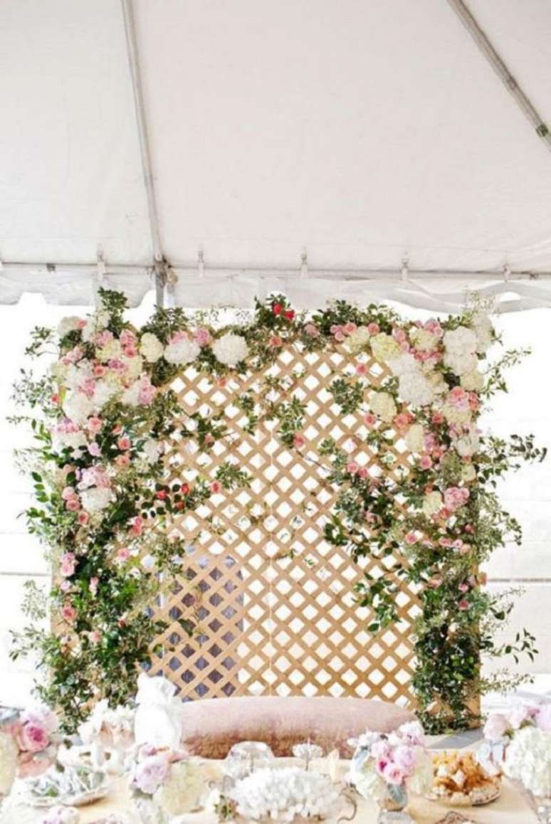 29. Festa com parede de flores para fotos – Foto Manita Wedding