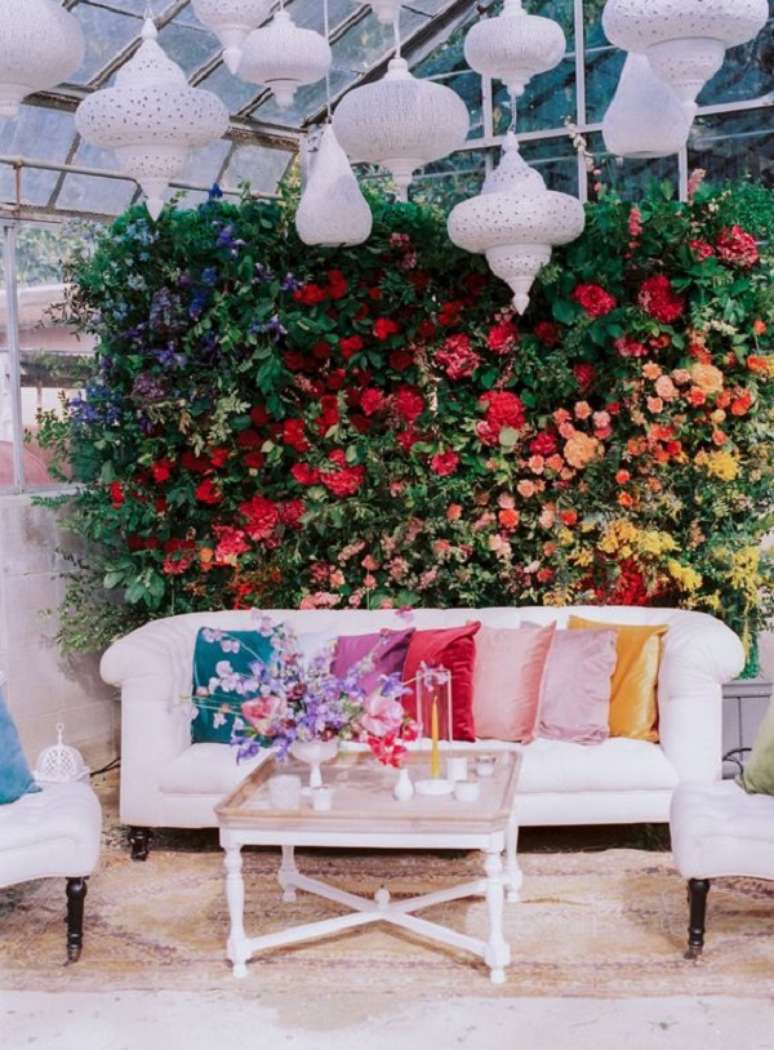 18. Decoração com parede de flores coloridas – Foto Tyler Speier Events