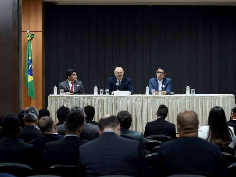 Reunião do ministro da Educação Milton Ribeiro com prefeitos em Brasília, com a presença dos pastores Gilmar Santos e Arilton Moura na organização; em nota pública, a CGU informou que uma comissão interna, após cinco meses de apuração, concluiu: há indícios contra terceiros, mas não contra agentes públicos.