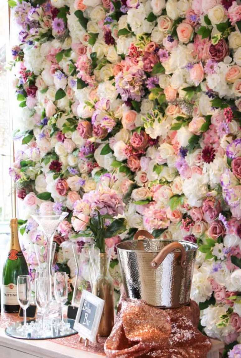 22. Decoração com parede de flores em tons de rosa – Foto Decor Facil