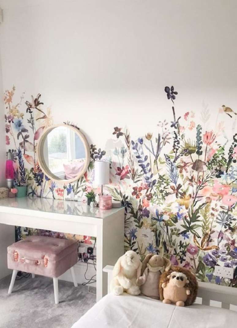 37. Parede de flores coloridas para quarto com penteadeira – Foto Oh So Kel