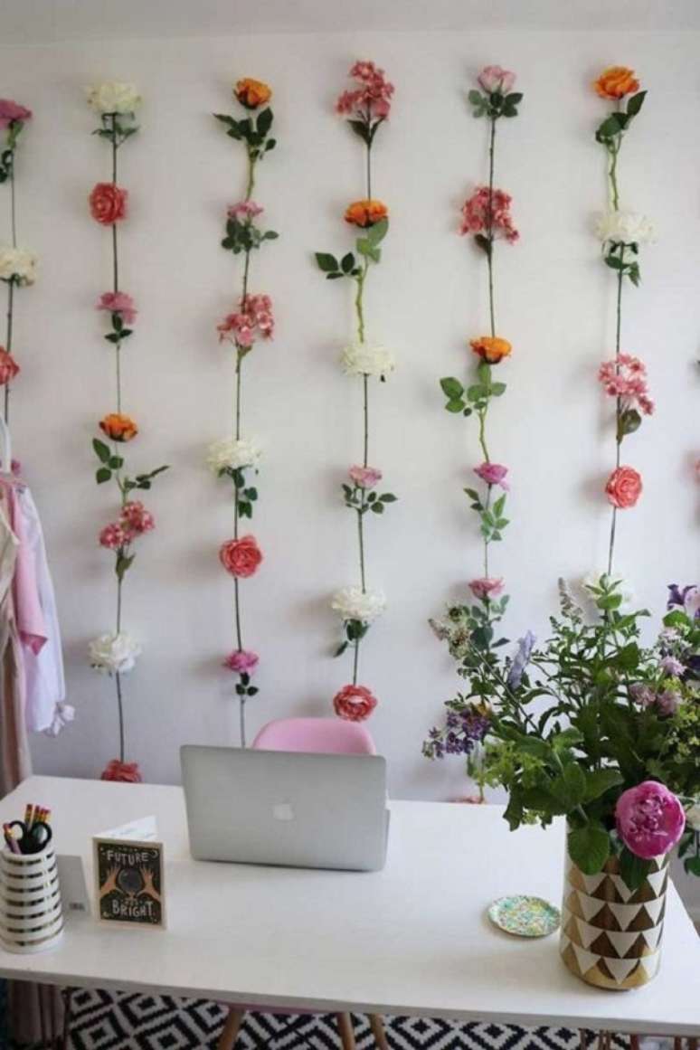 23. Escrit&oacute;rio decorado com parede de flores &ndash; Foto We Fashion Trends