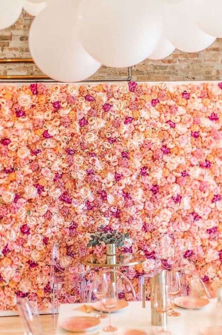 43. Parede de flores em rosa e laranja &ndash; Foto Decor Facil