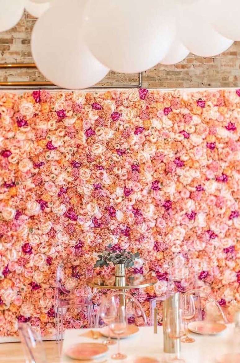 43. Parede de flores em rosa e laranja – Foto Decor Facil