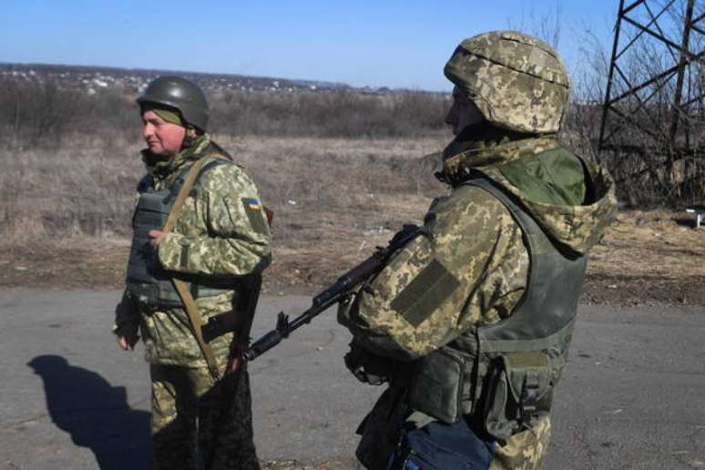 Soldados ucranianos em estrada perto de Kharkiv, no norte do país