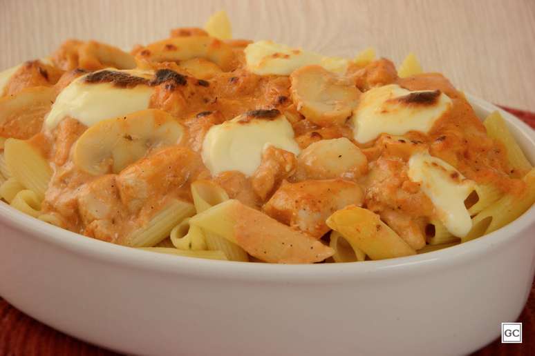 Macarr&atilde;o cremoso com estrogonofe &ndash; Foto: Guia da Cozinha