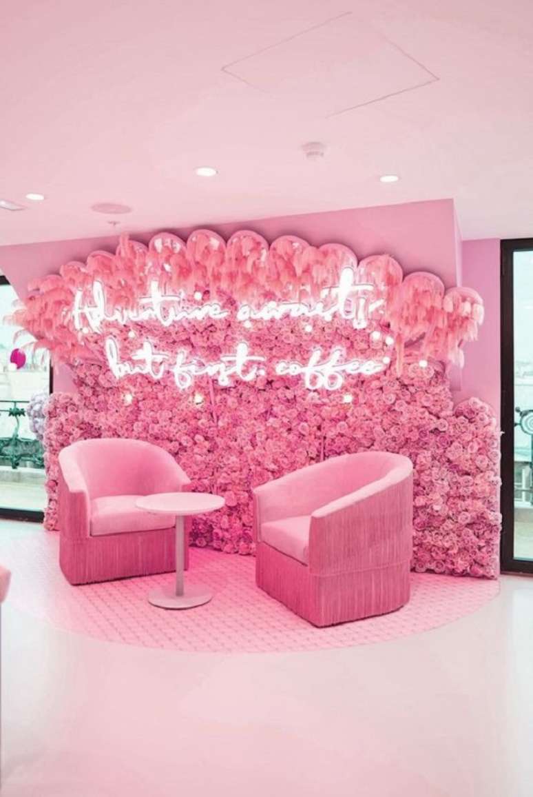 40. Parede de flores cor de rosa com letreiro neon – Foto El e N London