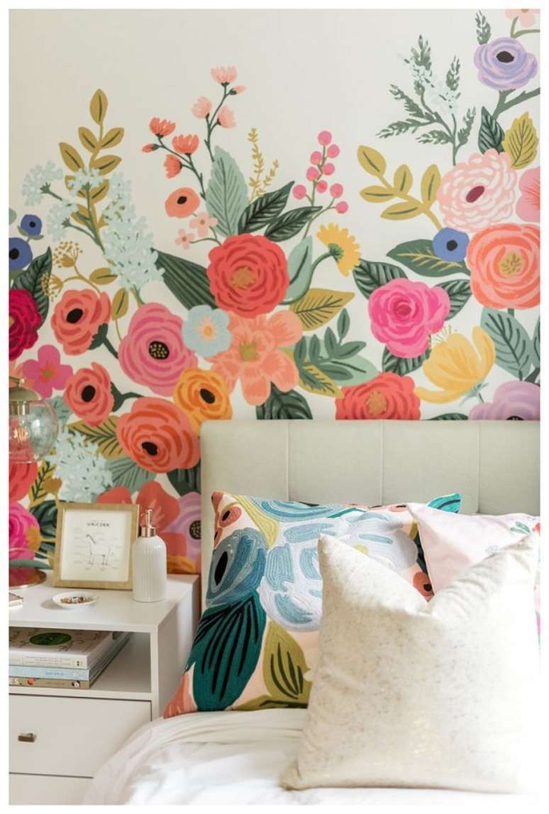 48. Quarto com papel de parede de flores coloridas – Foto Sarah Surette