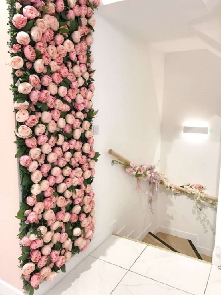 19. Decoração com parede de flores cor de rosa delicadas – Foto Love Catherine