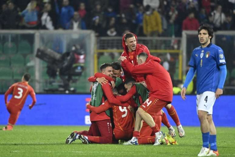 Jornais italianos estão estarrecidos com eliminação da Azzurra (Foto: ALBERTO PIZZOLI / AFP)