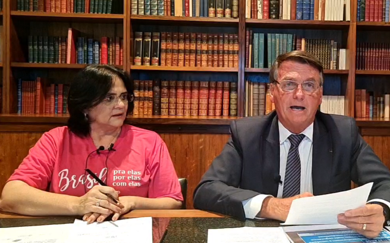 Jair Bolsonaro e Damares Alves durante live