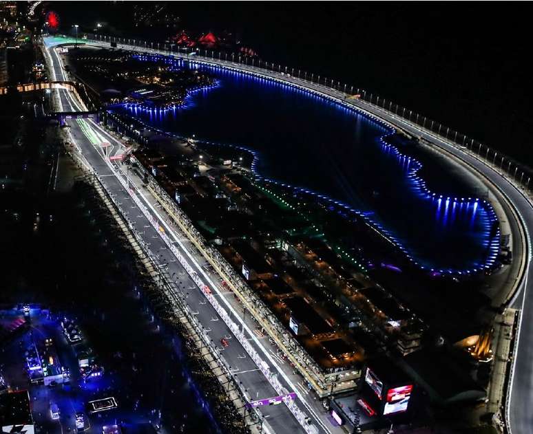 O trecho entre as curvas 25 e 26 tem lago que impede o afastamento do muro