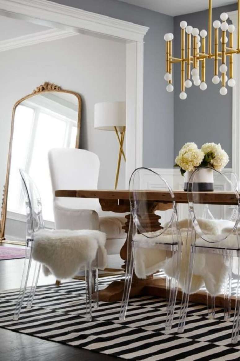 2. Sala de jantar com cadeira acrilico transparente e tapete listrado – Foto Havenly