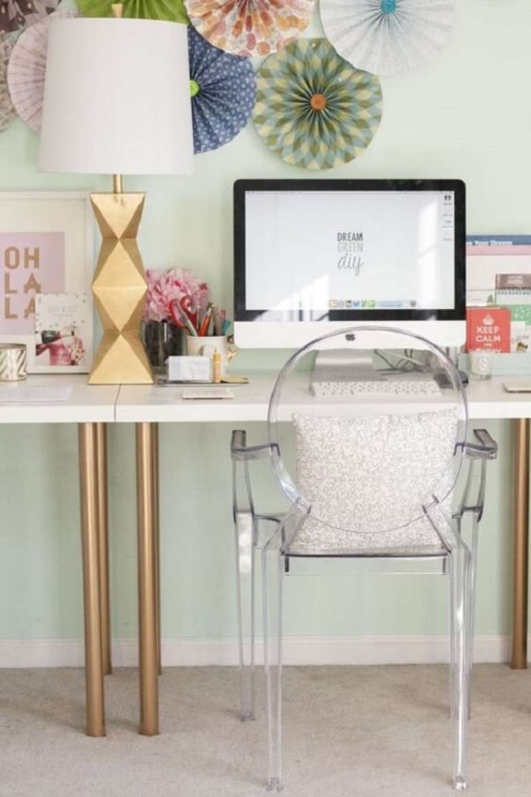 8. Mesa de escritório em casa com cadeira acrilico transparente e almofada estampada confortável – Foto Dream Green Diy
