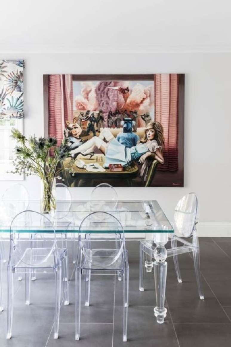44. Cadeira acrilico transparente na mesa de jantar de vidro – Foto Elle Decor