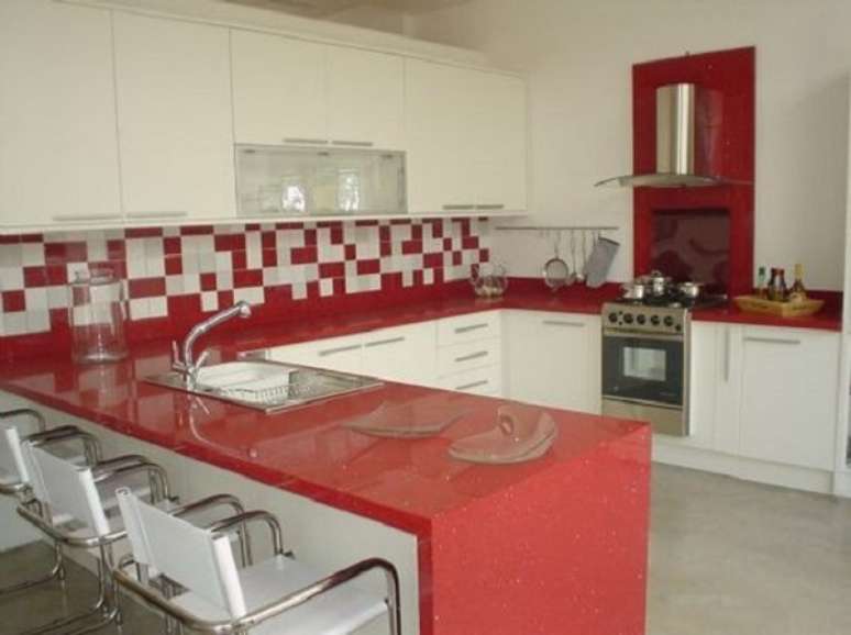 11. Granito vermelho estelar na cozinha branca – Foto Habitissimo