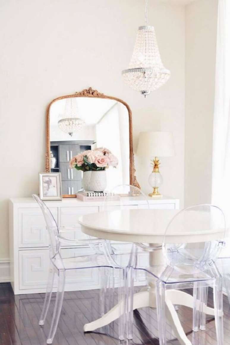 41. Cadeira acrilico transparente e mesa de jantar redonda – Foto Curated Interior