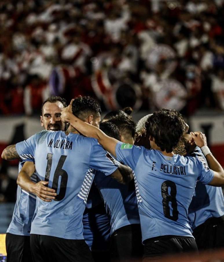 Jogadores do Uruguai vibram com Arrascaeta, autor do gol que garantiu a vitória sobre o Peru (Foto: Divulgação/Seleção Uruguaia)