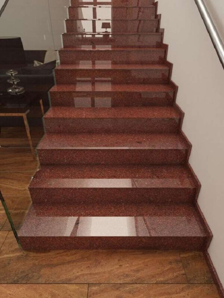 41. Escada com granito vermelho imperial – Foto Epardoseli