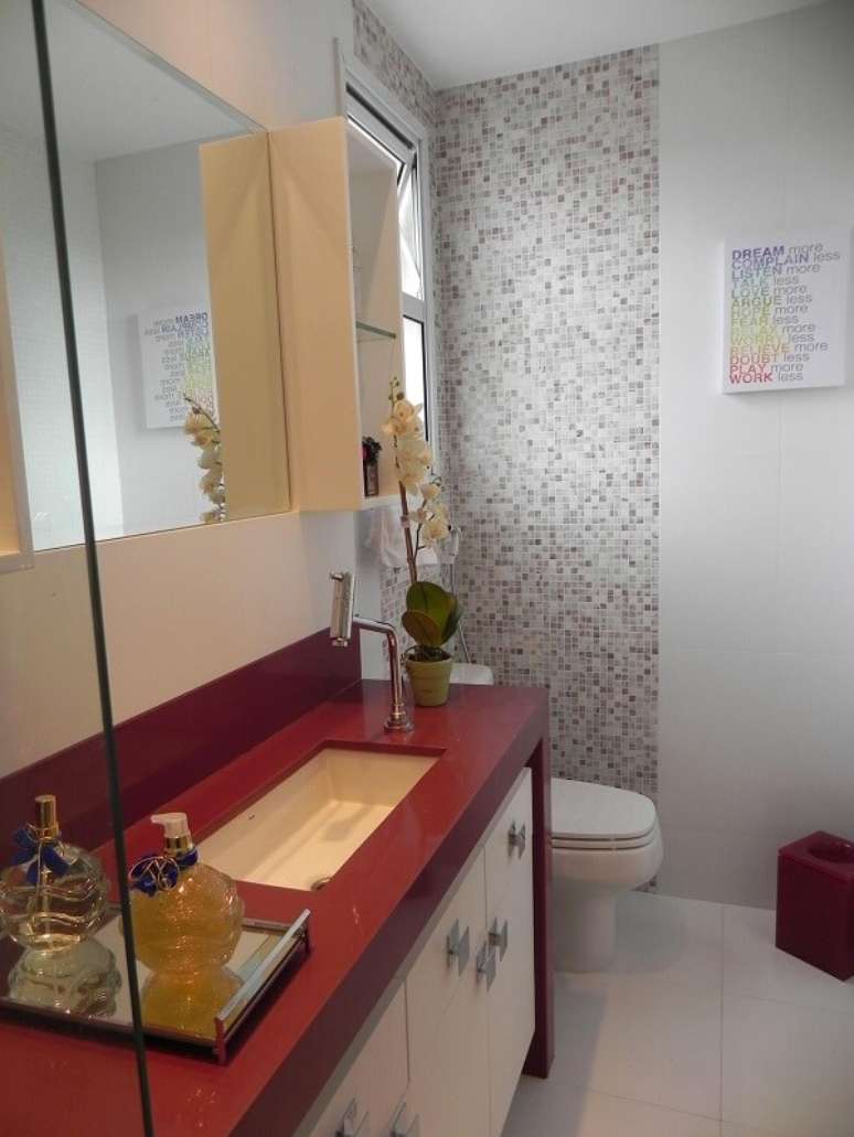 28. Banheiro com granito vermelho e gabinete branco – Foto Lorrayne Zucolotto
