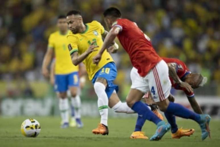 Neymar passa por Isla: lateral do Flamengo foi vaiado (Foto: Lucas Figueiredo/CBF)