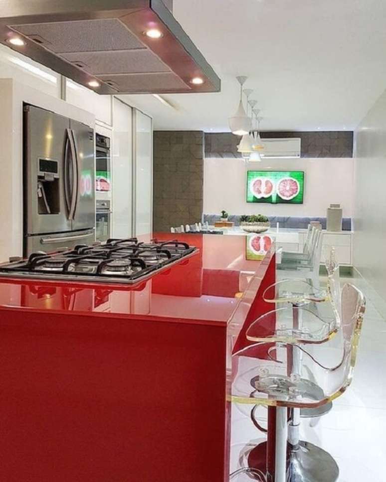 25. Bancada em granito vermelho estelar e banquetas transparentes &ndash; Foto GF Projetos