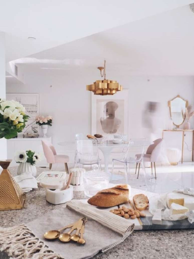 29. Sala de jantar com cadeira acrilico transparente e pendente rose gold – Foto The Cross Desgin