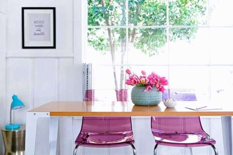 13. Mesa de jantar com cadeira acrilico transparente rosa – Foto Ideias Decor