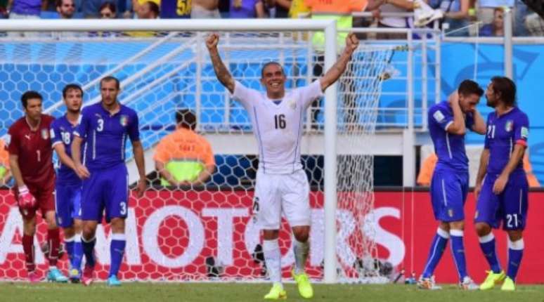 Em Natal, Uruguai eliminou a Itália no jogo da mordida de Suárez em Chiellini (Foto: GIUSEPPE CACACE / AFP)