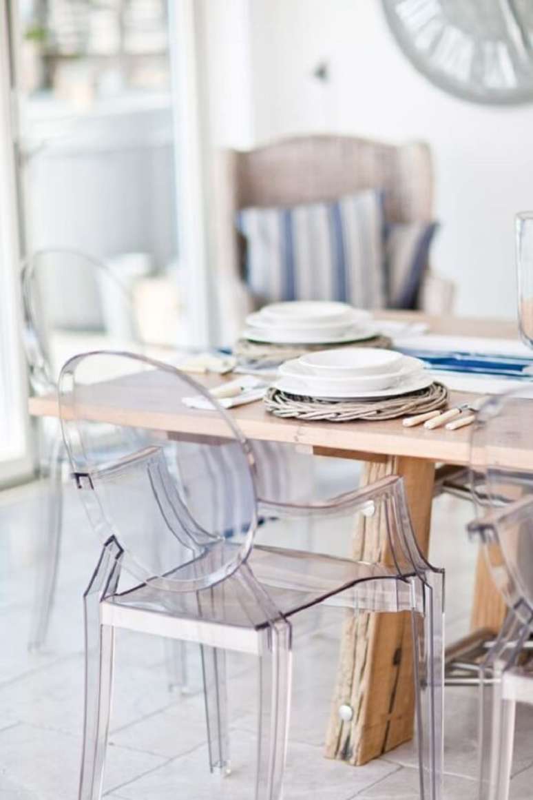 28. Sala de jantar com cadeira acrilico transparente e mesa de madeira – Foto Ghost Chairs