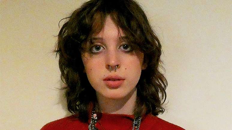 Robin West conta que seus amigos continuam perguntando quando ela ir&aacute; comprar um novo smartphone