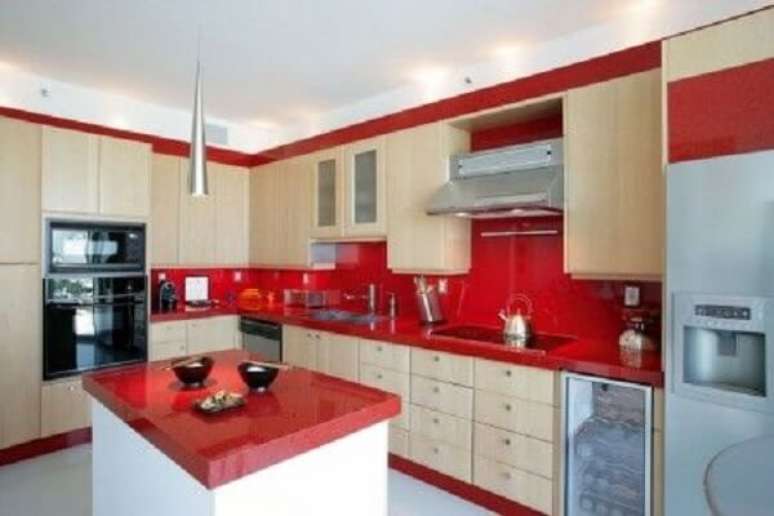 37. Cozinha com revestimento de granito vermelho na bancada e na parede – Foto Granite Transformations
