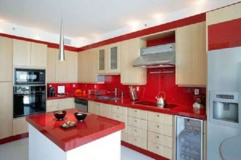 37. Cozinha com revestimento de granito vermelho na bancada e na parede &ndash; Foto Granite Transformations