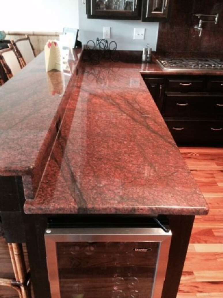 40. Cozinha preta com granito vermelho na bancada – Foto GCR Granite LLC