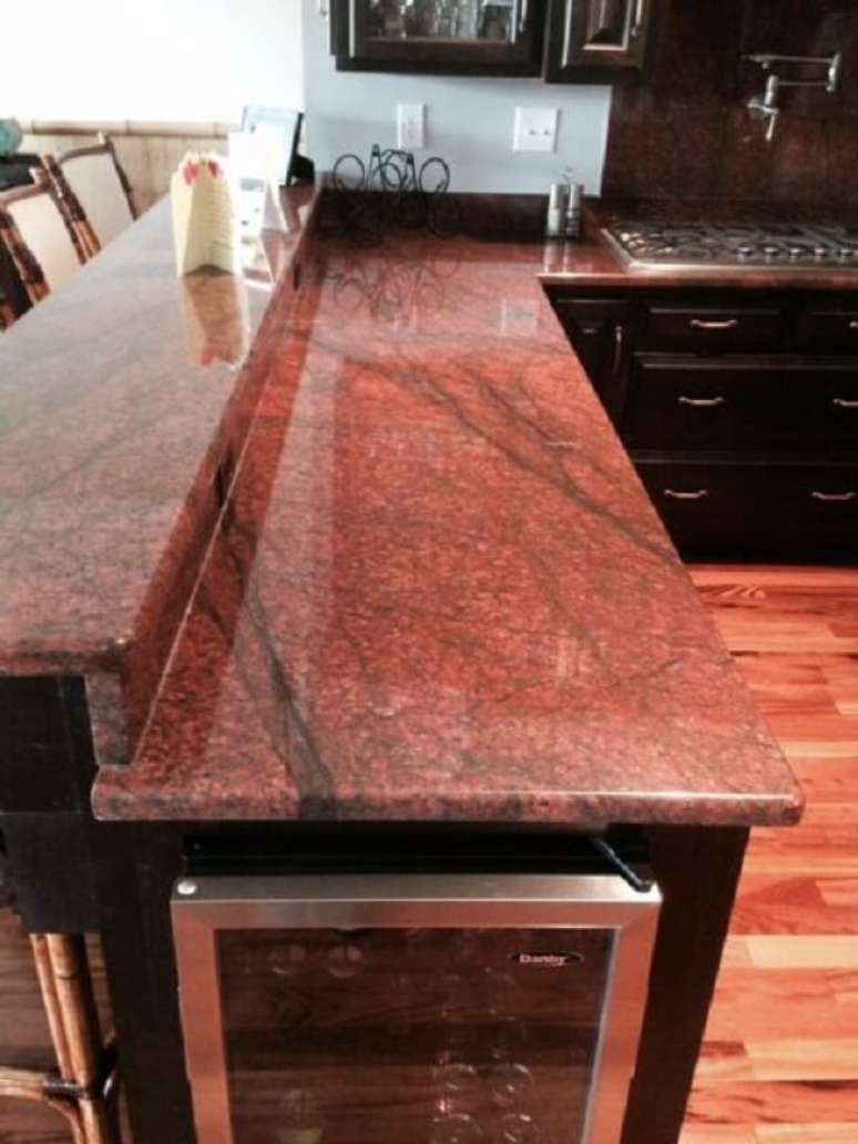 40. Cozinha preta com granito vermelho na bancada &ndash; Foto GCR Granite LLC