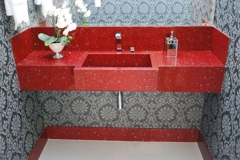 13. Granito vermelho estelar na pia esculpida do banheiro – Foto REvista Vd