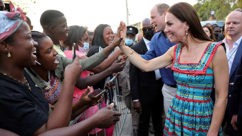 Os Cambridges foram recebidos com uma explosão de alegria no centro de Kingston