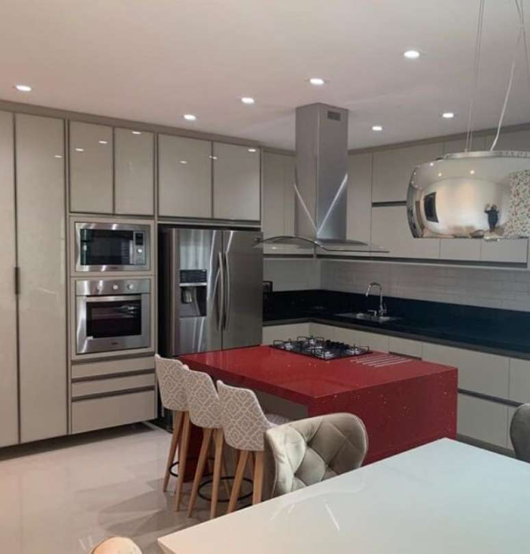 23. Bancada de granito vermelho no centro da cozinha – Foto KZ Arquitetura e Interiores