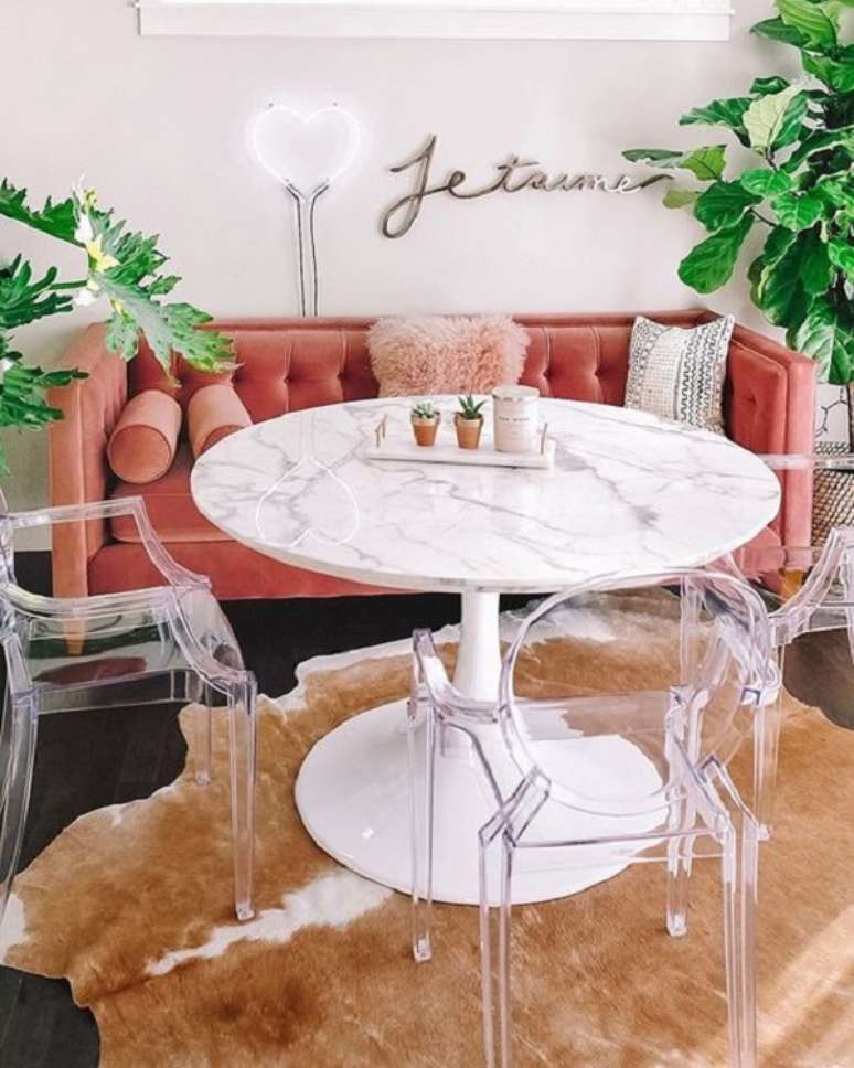 19. Mesa redonda marmorizada com cadeira acrilico transparente – Foto Gypstan