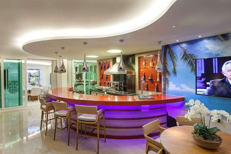 24. Bancada em granito vermelho estelar com ilumina&ccedil;&atilde;o de led &ndash; Foto Arquiteto Aquiles