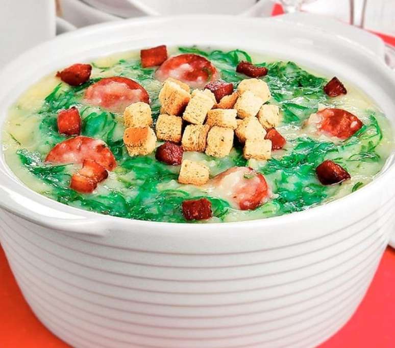 Caldo verde com calabresa e bacon (Reprodução / Guia da Cozinha)