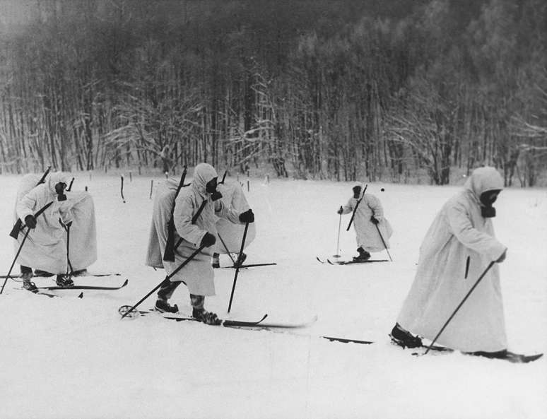 Esquiadores habilidosos, os soldados finlandeses usaram seu conhecimento do terreno para combater o exército soviético