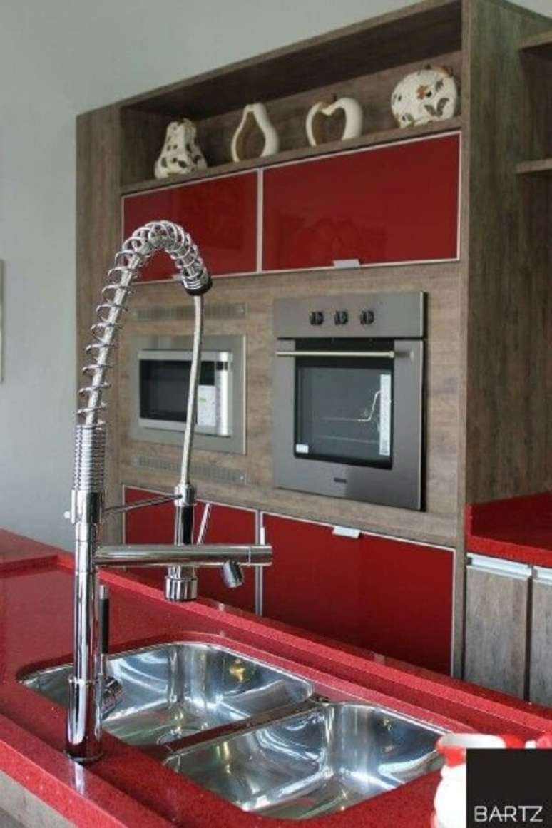 12. Granito vermelho estelar na cozinha moderna – Foto Bartz