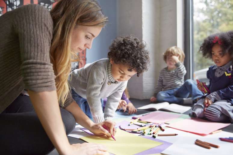 crianças brincando em creche pré-escola férias atividades