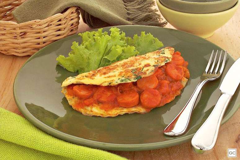 Omelete com recheio de salsicha – Foto: Guia da Cozinha
